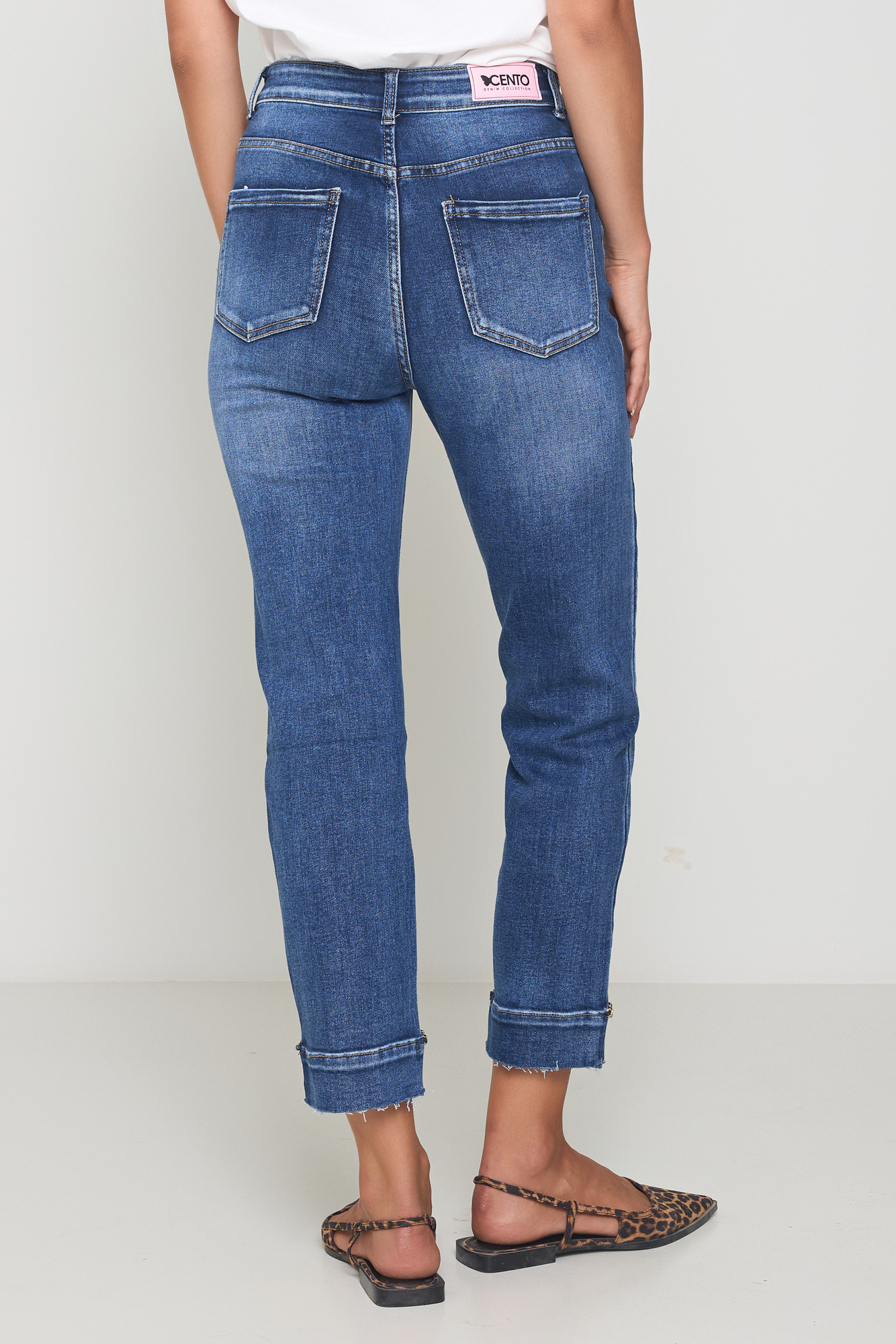 Picture of High-waisted jeans with a chain at the hem