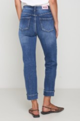 Picture of High-waisted jeans with a chain at the hem