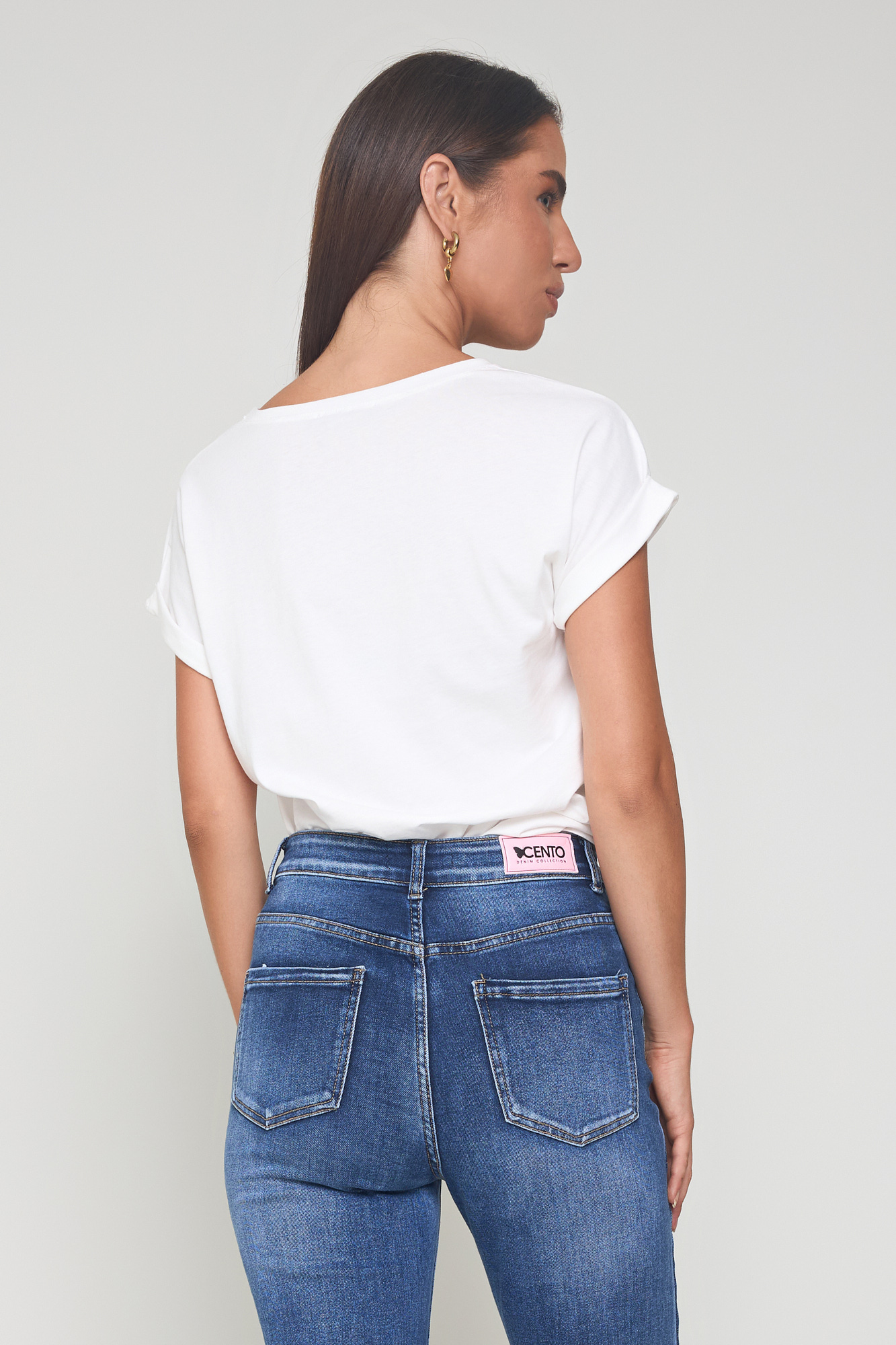 Picture of High-waisted jeans with a chain at the hem