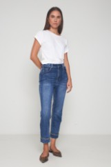 Picture of High-waisted jeans with a chain at the hem