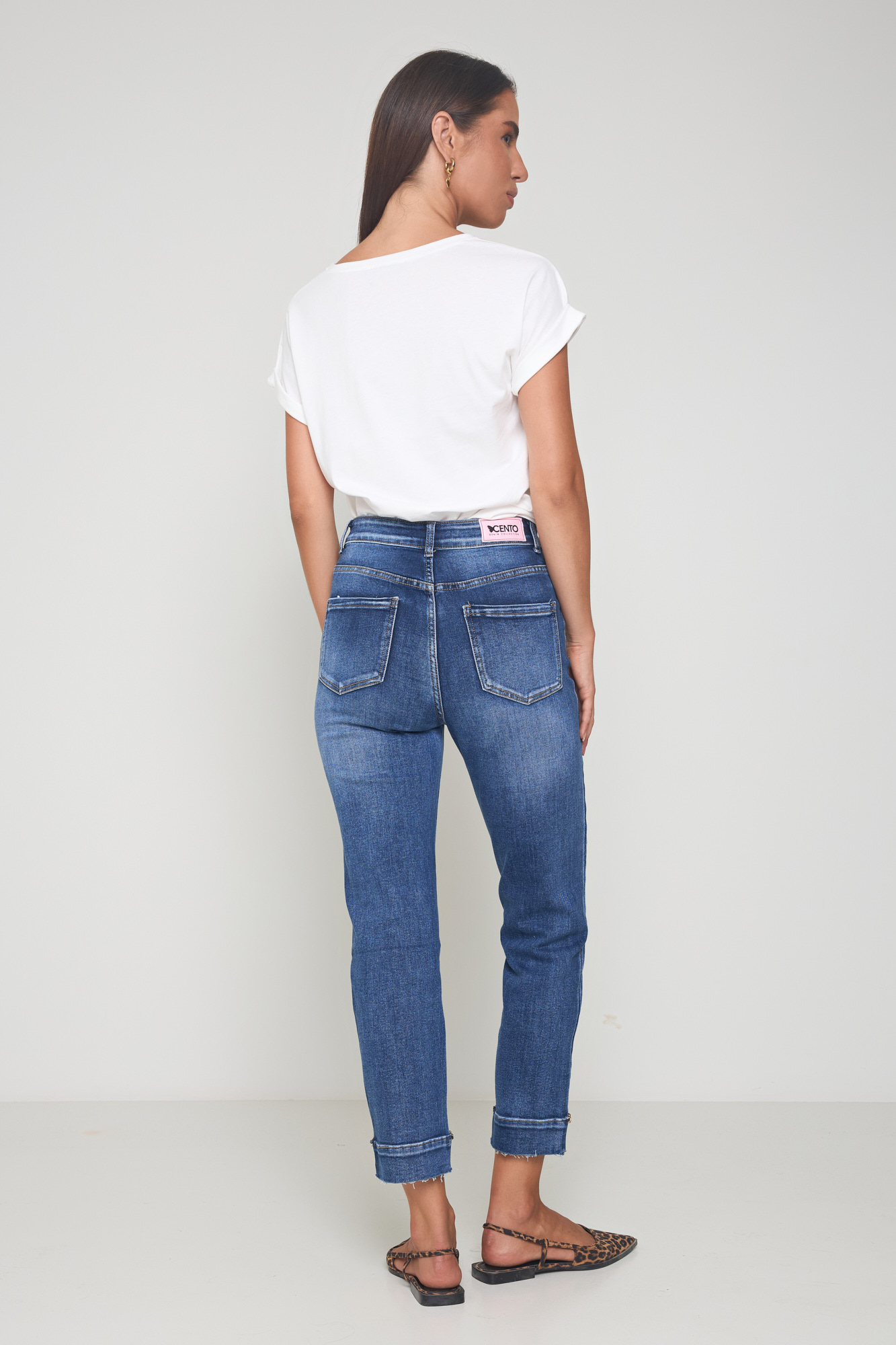 Picture of High-waisted jeans with a chain at the hem